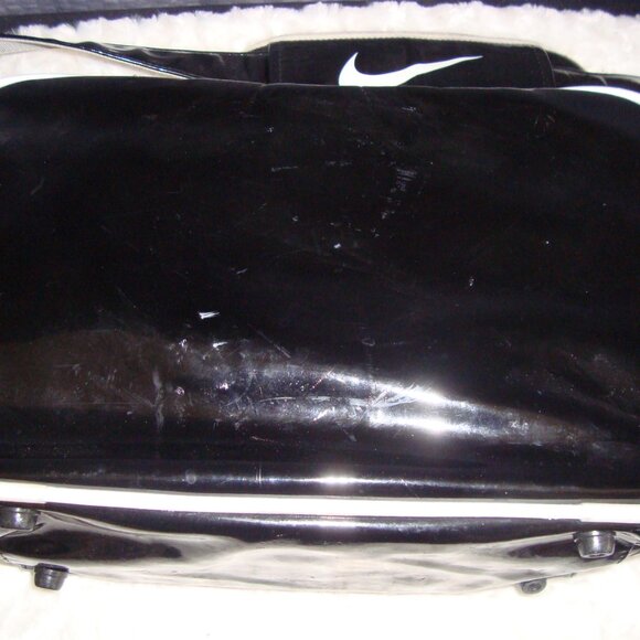 Vintage Nike Patent Leather look Black & White Messenger Gym Bag - Picture 5 of 13